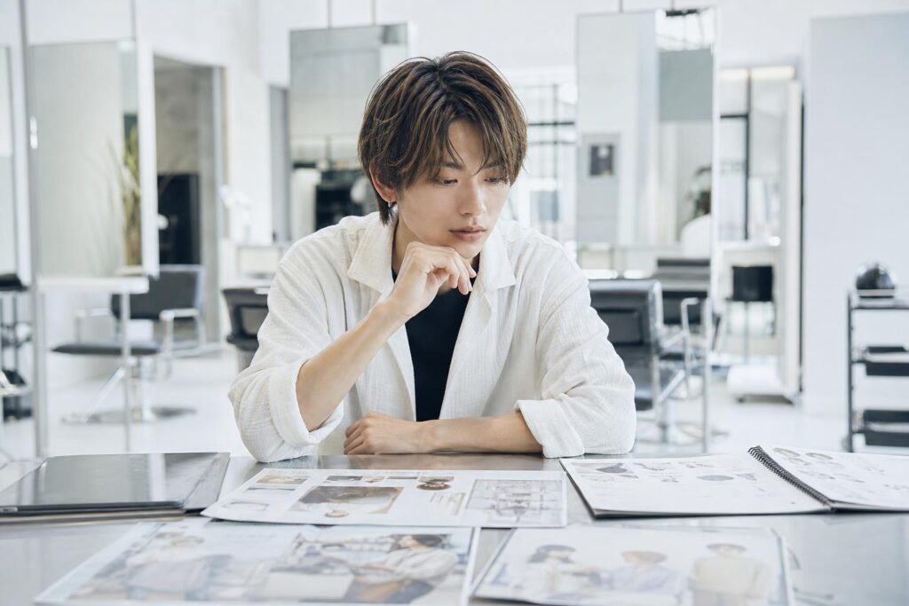 美容師を続けるか、他業種へ転身するか。美容師経験はどう評価される?