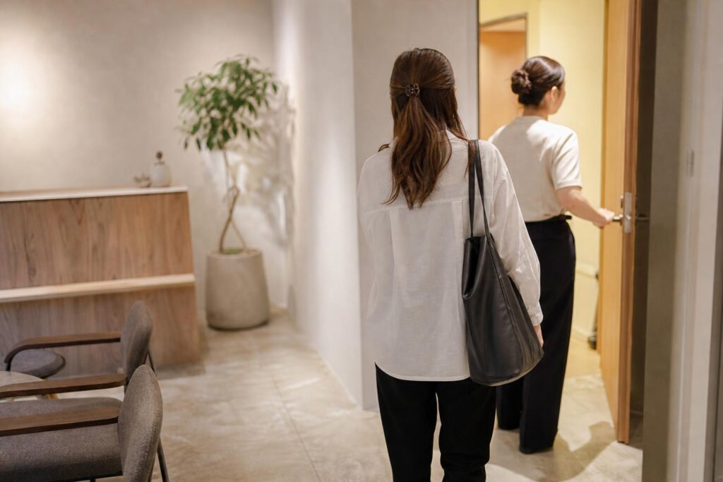 面接室へ案内される応募者