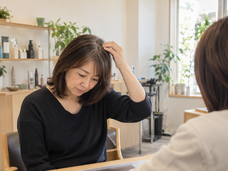 美容室で白髪の見え方を相談する女性のイメージ