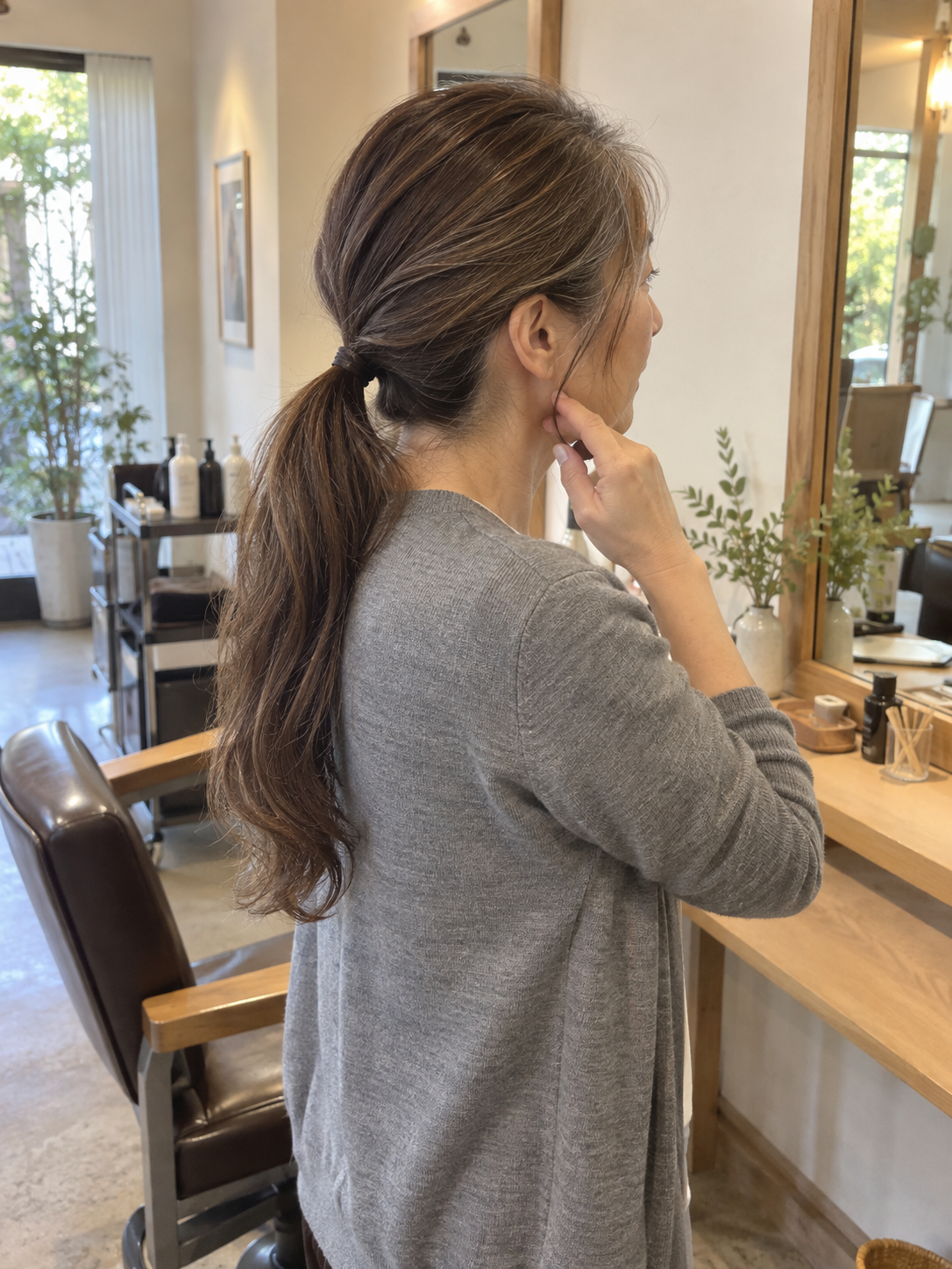 ロングヘアを結んだときの生え際・耳まわり・襟足