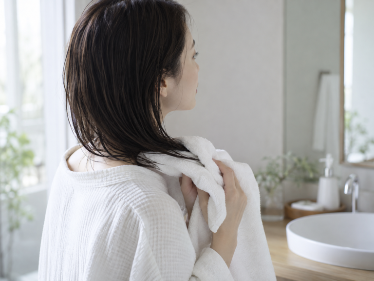 タオルで髪の水分をやさしく取るイメージ(AI生成)