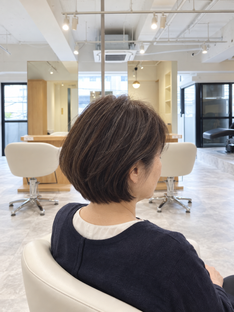 白髪染めへ段階的に戻すダークブラウンのショートボブとSOY-KUFU店内