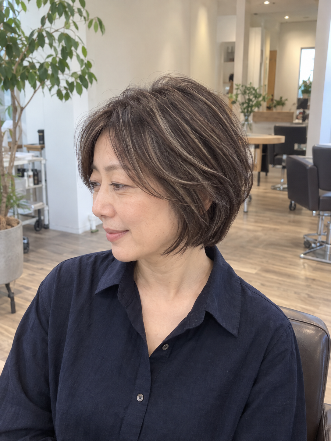 少し幅のある白髪ぼかしハイライトを入れた大人のレイヤーボブ