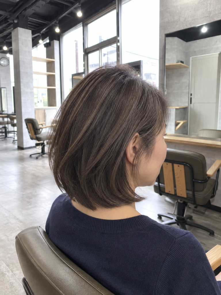 ブリーチを使わず白髪を自然になじませた肩上ボブとSOY-KUFU店内