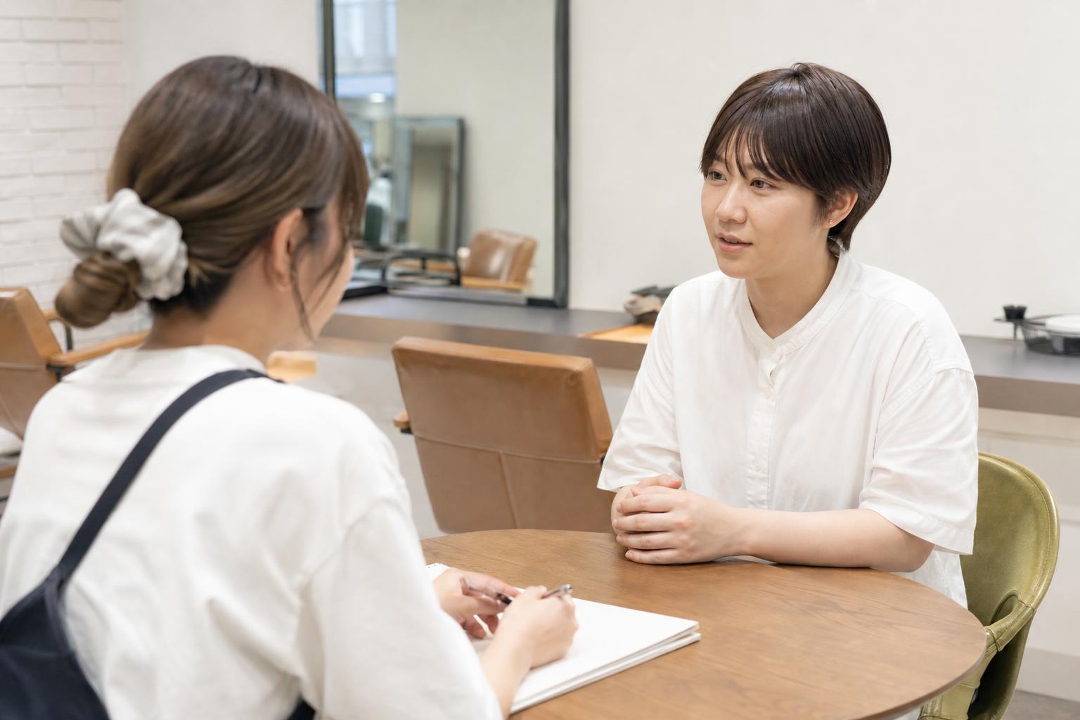 美容室の面接で長所・短所を聞かれたら?美容学生向けの答え方と例文